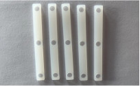 Amortiguador de la goma de silicona con los agujeros del tornillo fijados dentro del teclado