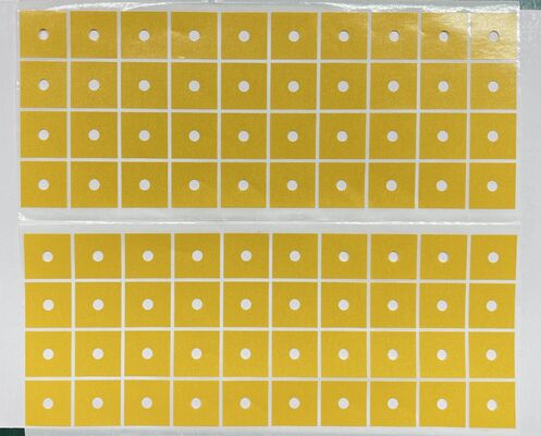 Cintas de doble cara de PET cuadradas de corte a presión con orificios de posicionamiento central, adhesivo acrílico de taco alto, forro de liberación amarillo para montaje industrial y montaje automático