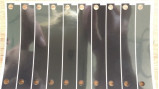 El ANIMAL DOMÉSTICO negro brillante cortó la tira larga flexible del pequeño agujero con tintas dos de Mylar ligeramente