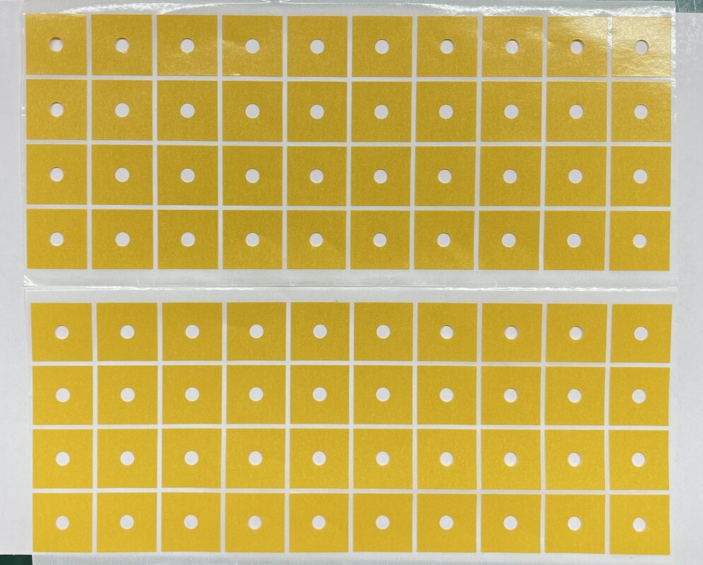 Cintas de doble cara de PET cuadradas de corte a presión con orificios de posicionamiento central, adhesivo acrílico de taco alto, forro de liberación amarillo para montaje industrial y montaje automático
