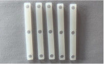 Amortiguador de la goma de silicona con los agujeros del tornillo fijados dentro del teclado